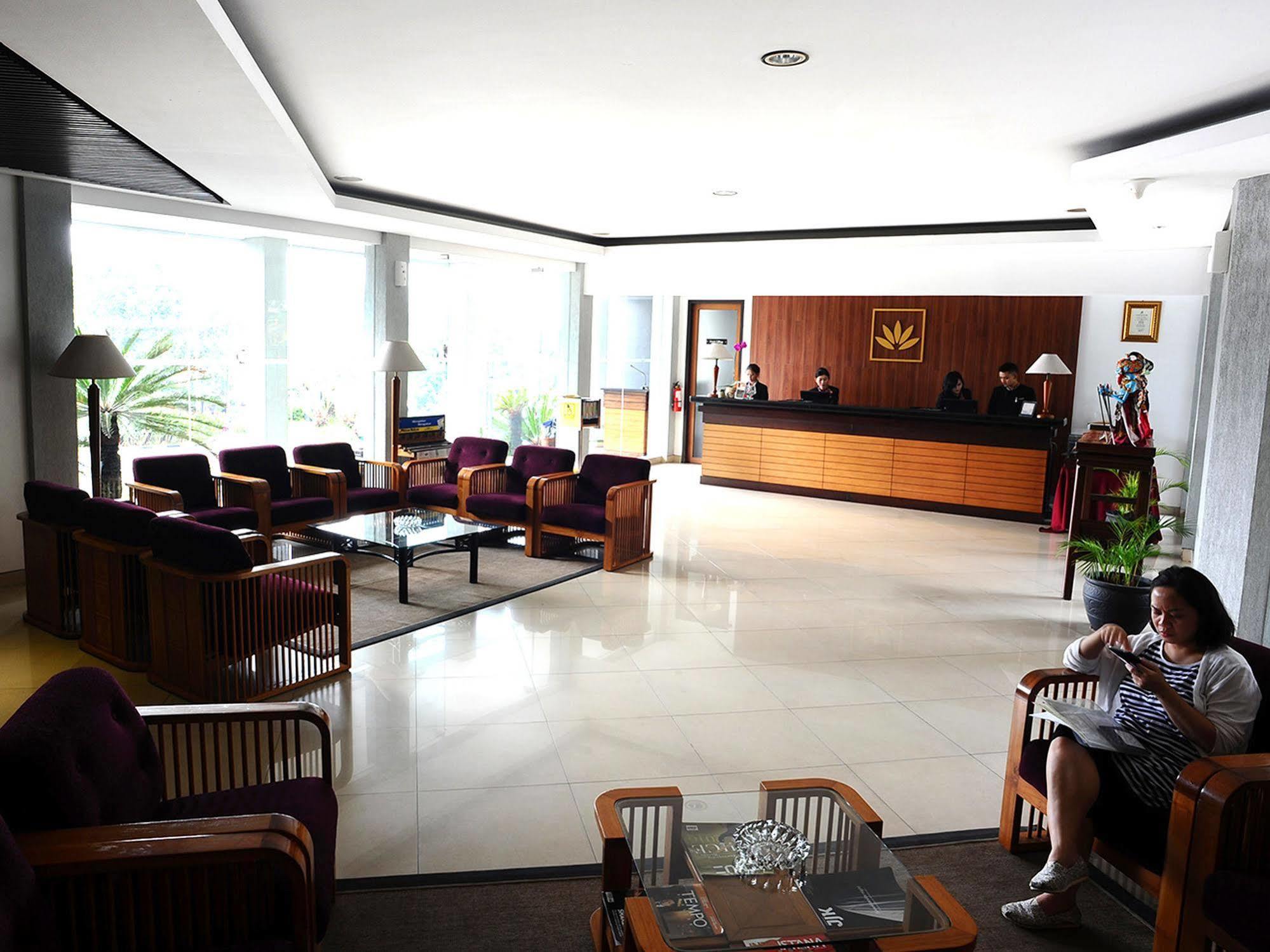 Gumilang Regency Hotel Бандунг Екстериор снимка