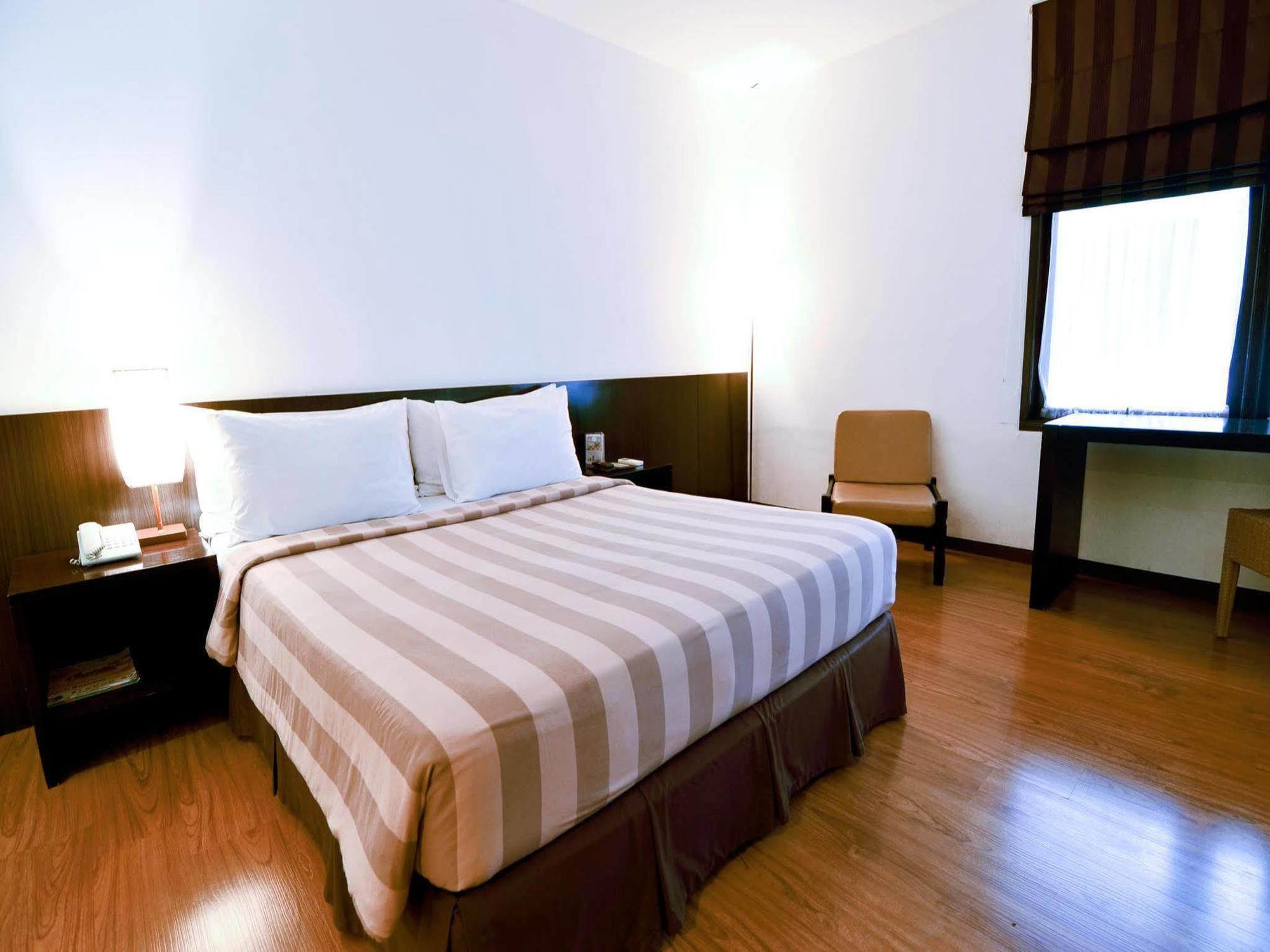 Gumilang Regency Hotel Бандунг Екстериор снимка