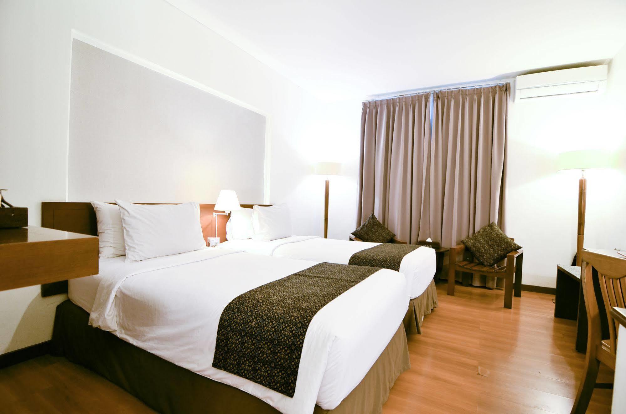 Gumilang Regency Hotel Бандунг Екстериор снимка