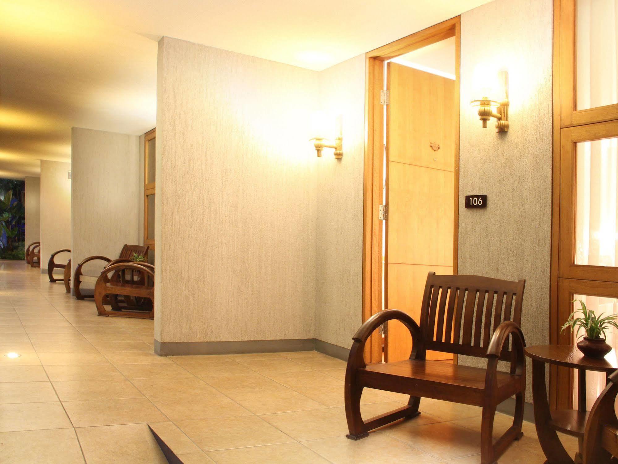 Gumilang Regency Hotel Бандунг Екстериор снимка