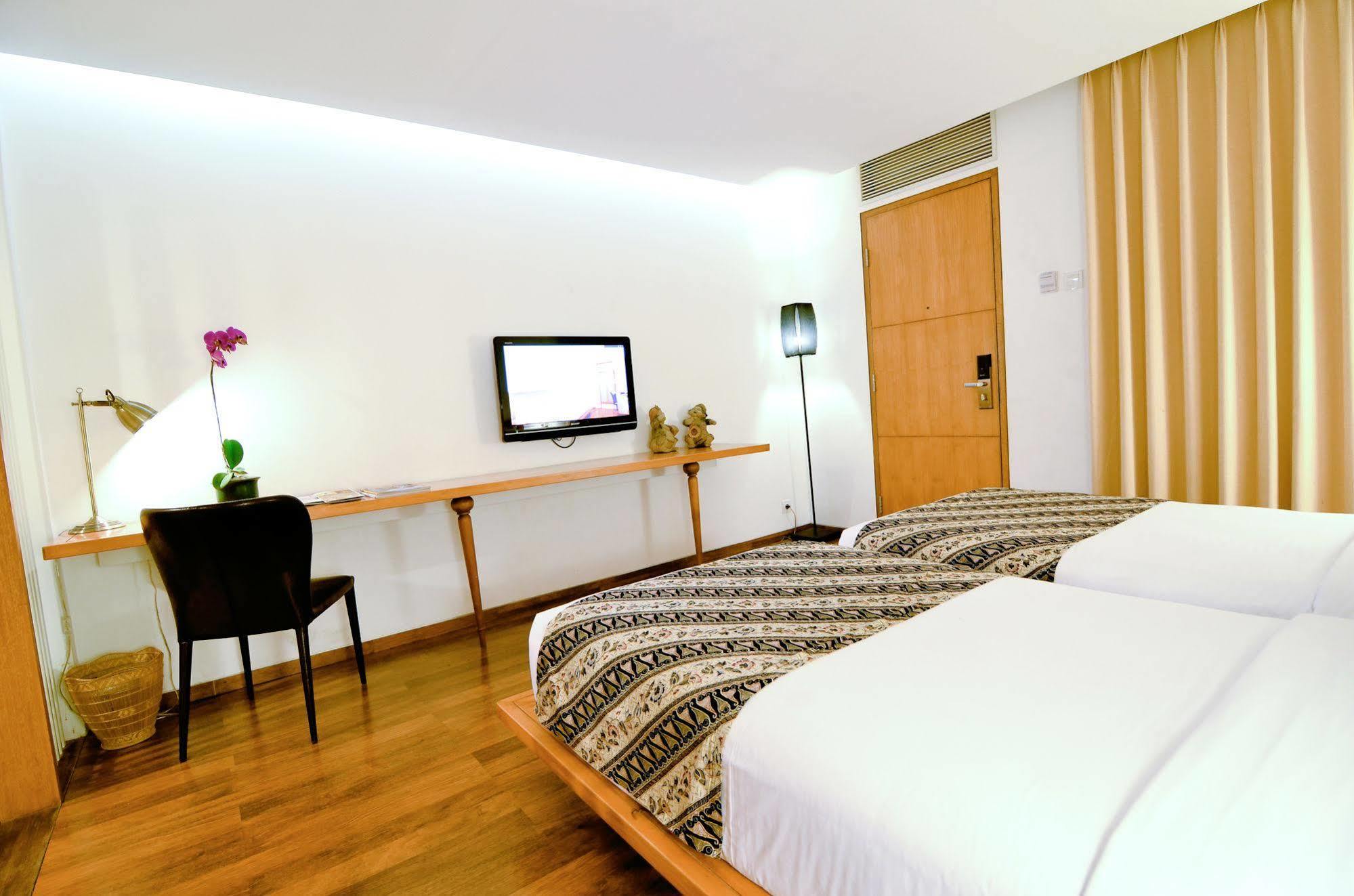 Gumilang Regency Hotel Бандунг Екстериор снимка