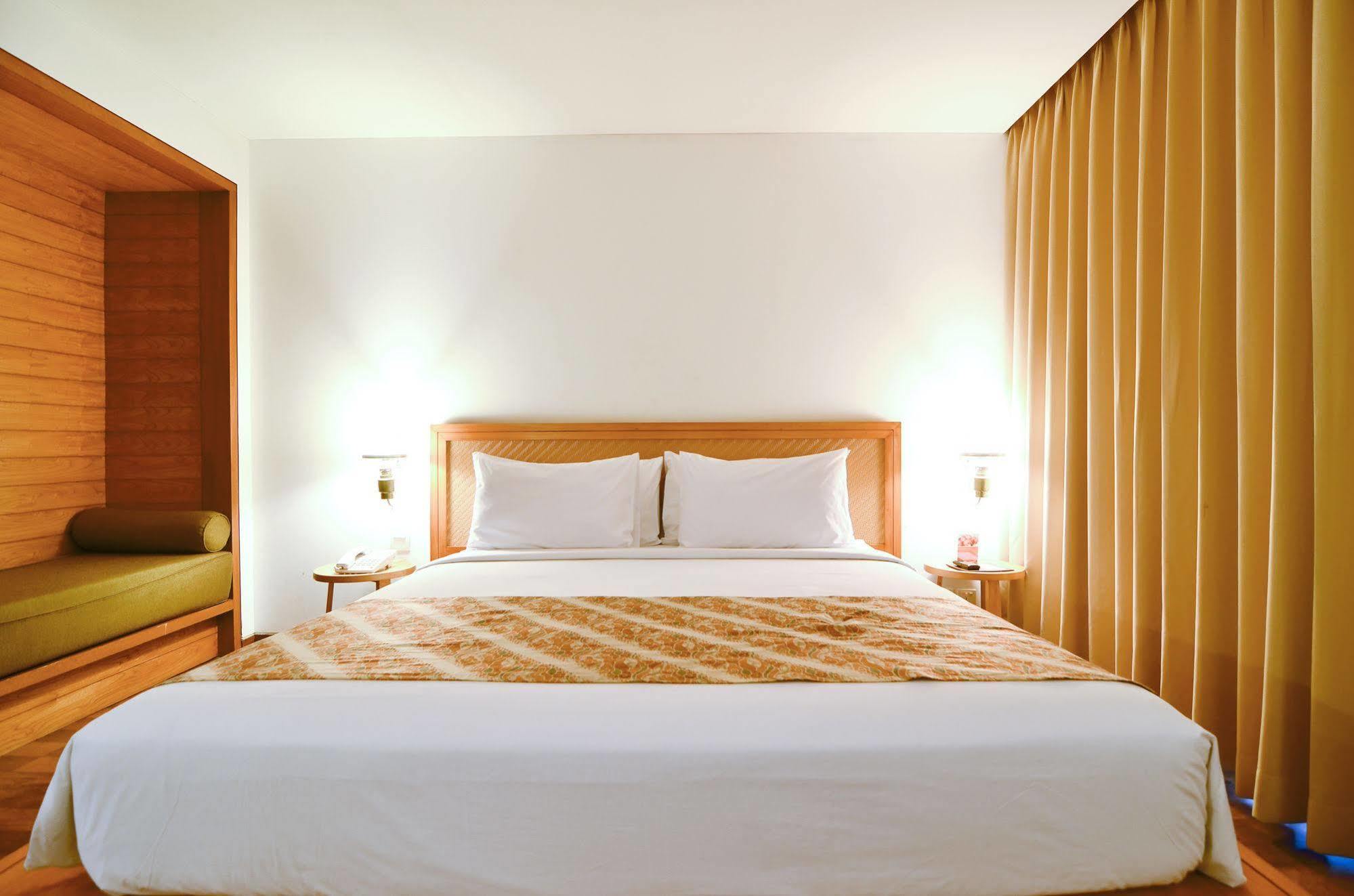 Gumilang Regency Hotel Бандунг Екстериор снимка