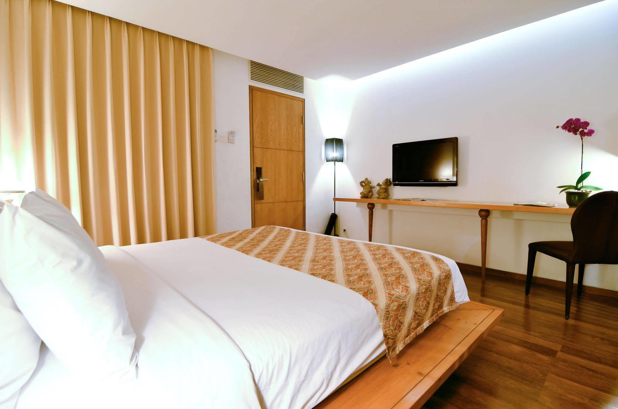 Gumilang Regency Hotel Бандунг Екстериор снимка